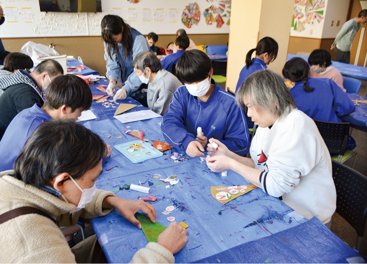 「アートピザ」を作る生徒と利用者