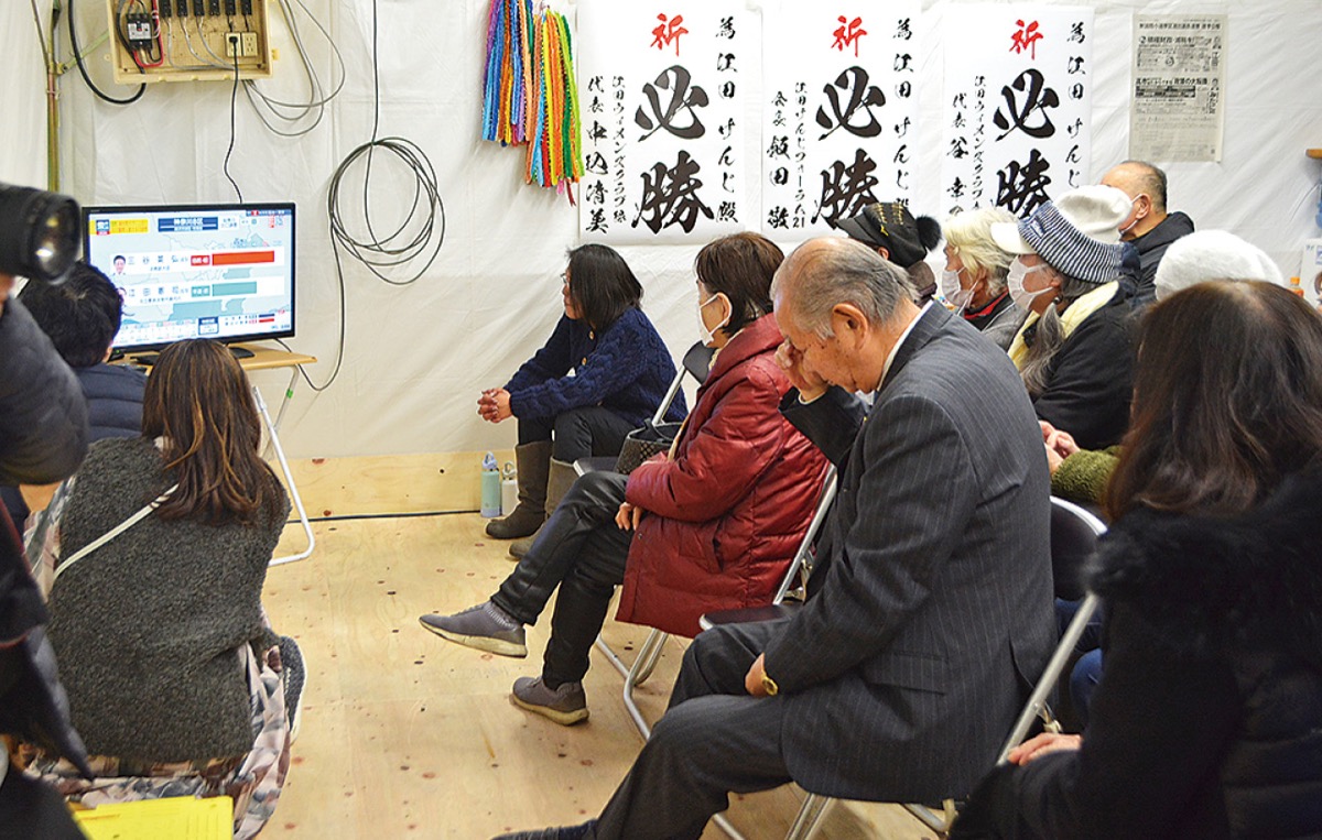 投開票日当日、落胆の様子の江田陣営