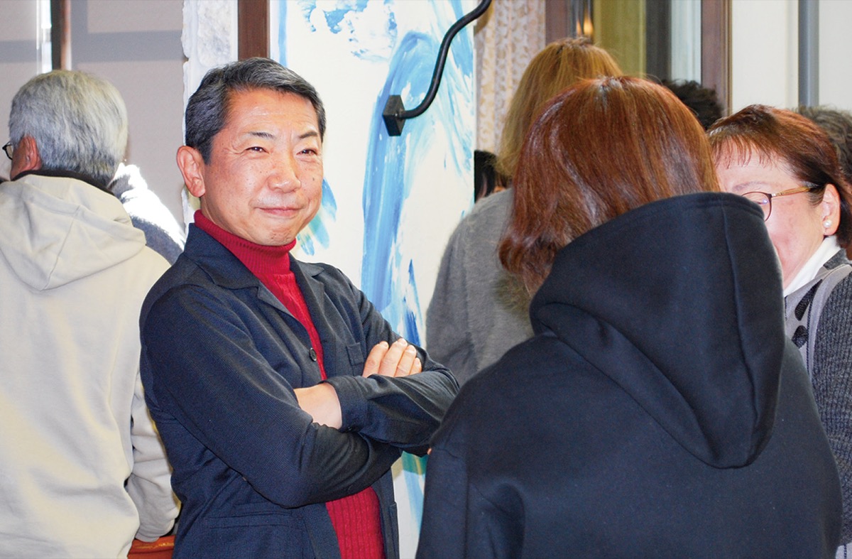 記念パーティーで昔話に花を咲かせる村野局長