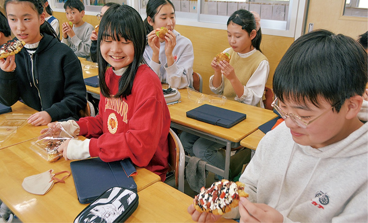試食に沸く児童たち