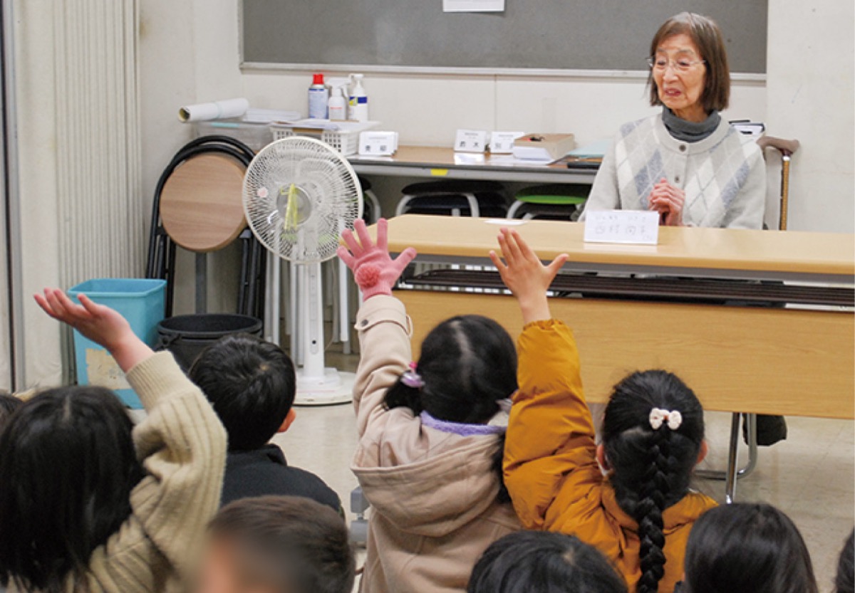 西村さんに質問する児童ら