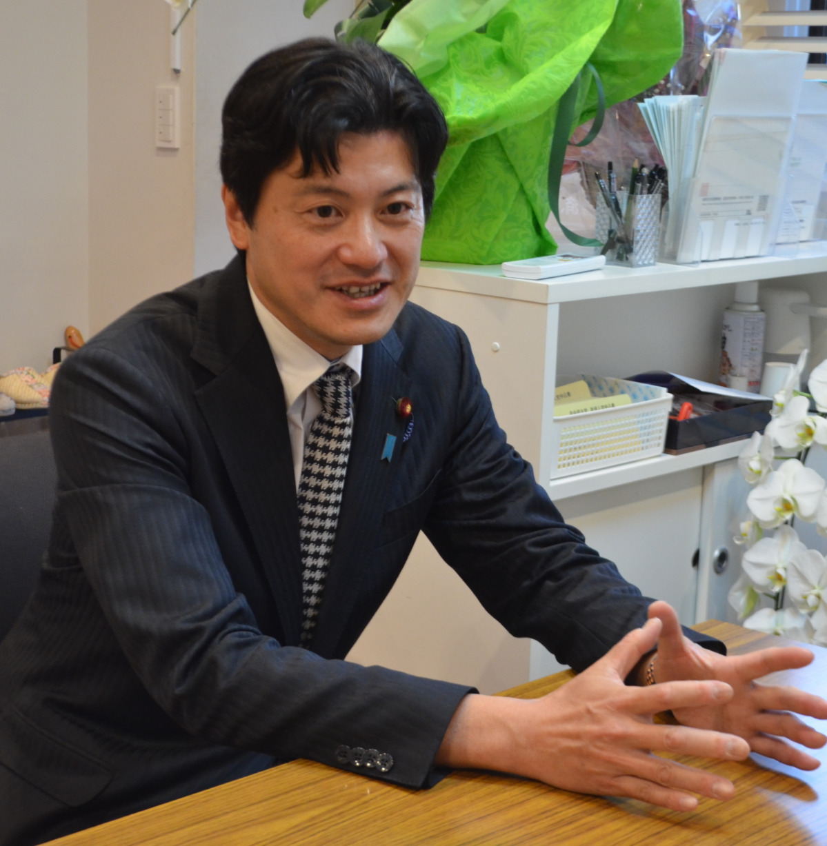 インタビューに応える三谷氏。今回の衆院選で、神奈川８区は自由民主党の三谷氏が14万717票を獲得し、当選。対する中道改革連合の江田憲司氏は9万7,671票だった。