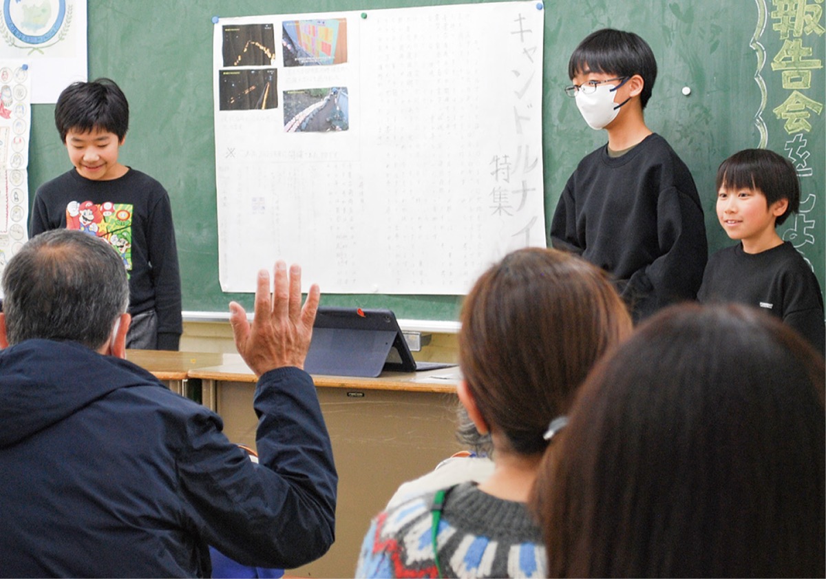 保護者に商店会を紹介する児童ら