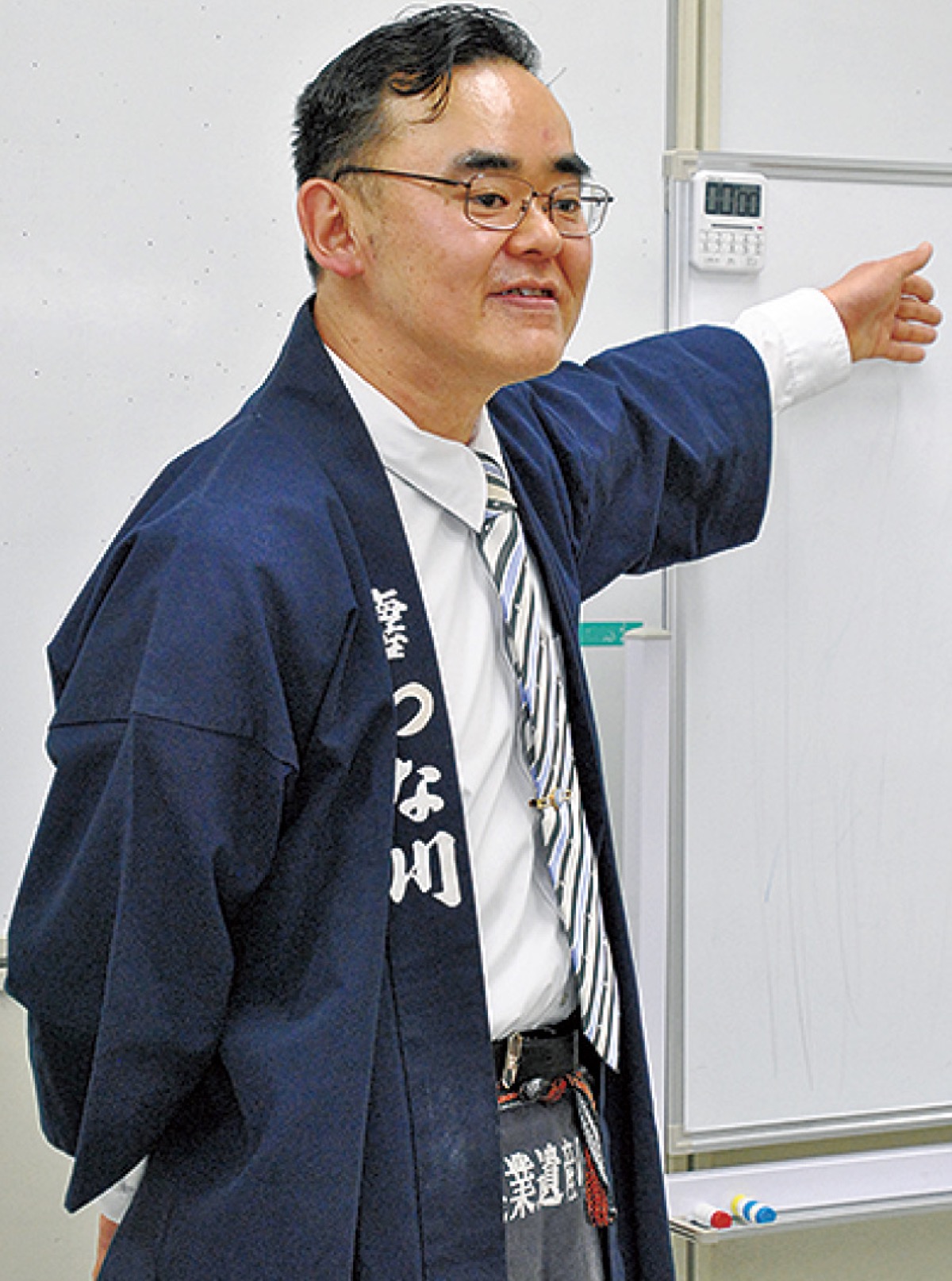 茶葉の種類を説明する綱川代表