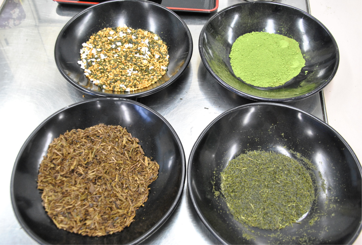 さまざまな茶葉が準備された