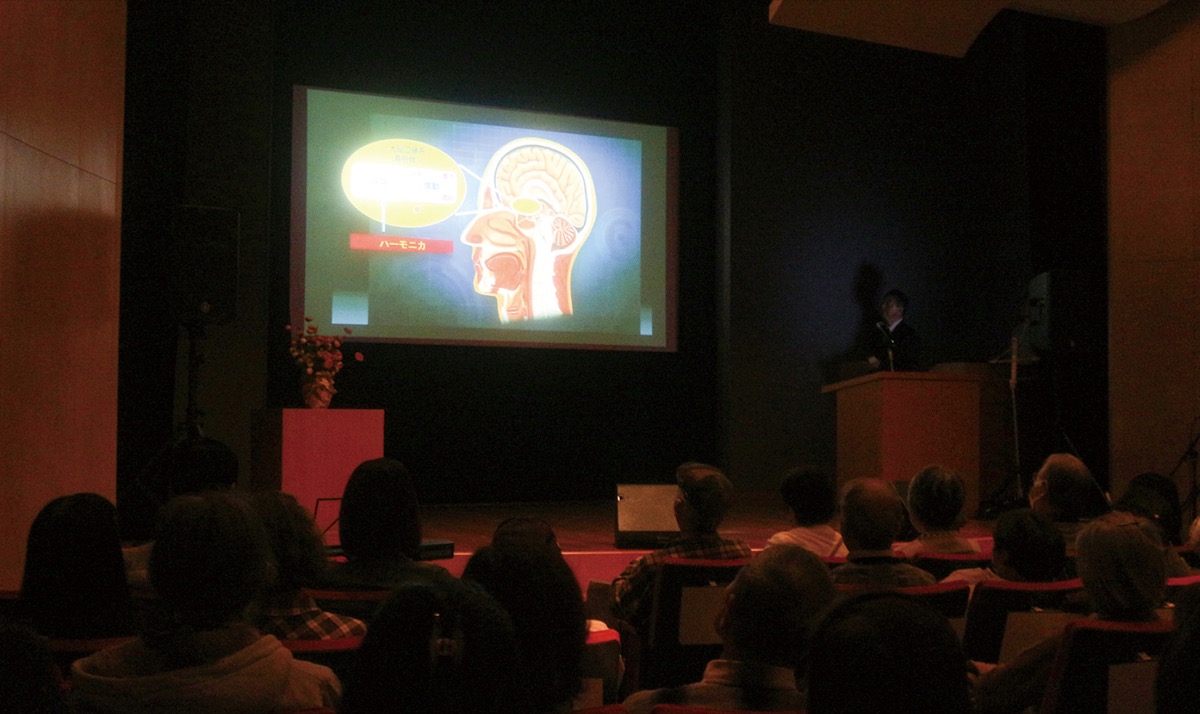 本間教授らが呼吸と健康に関して説明した講演会