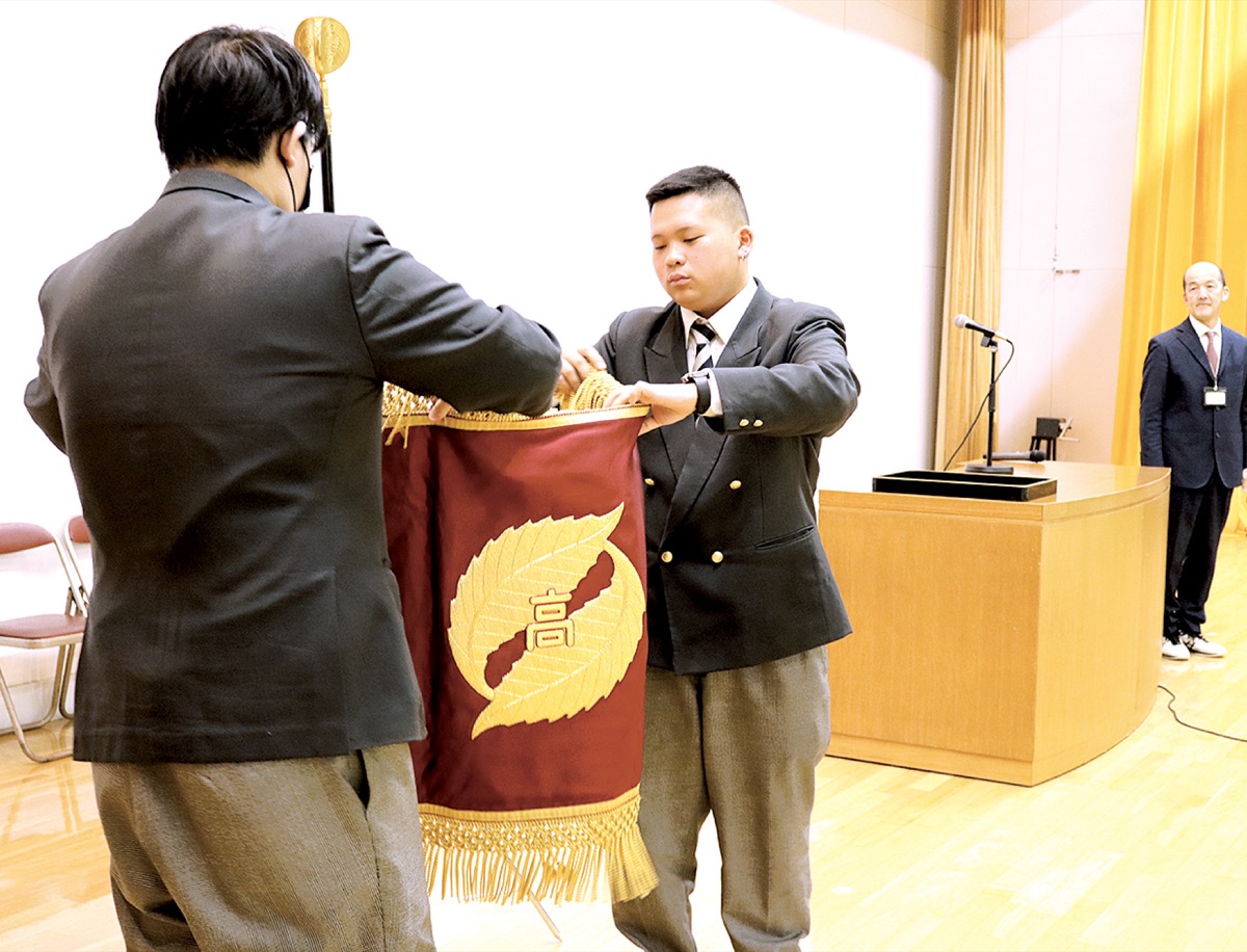 生徒による校旗降納