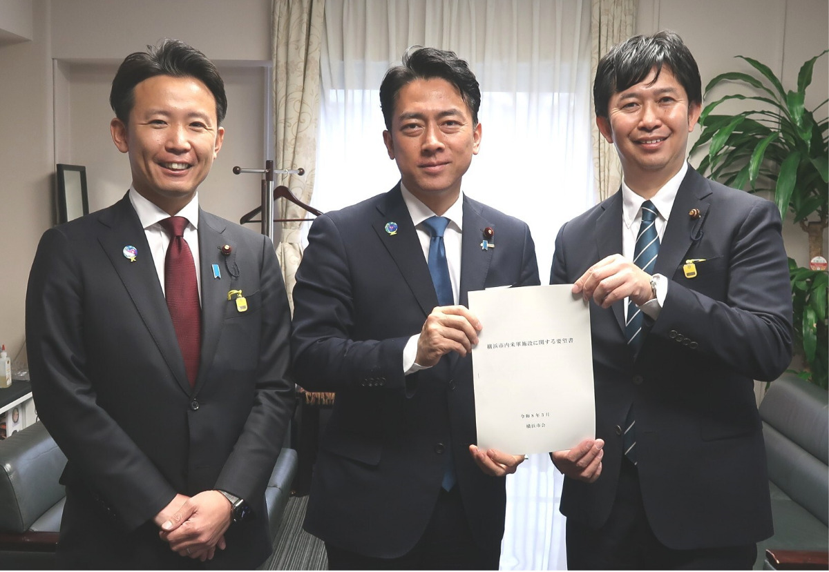 防衛省で小泉大臣（中央）に要望書を手渡す山田委員長（右）と白井副委員長（横浜市提供）