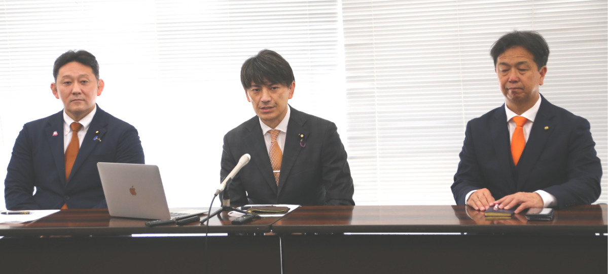 会見で方針を発表する後藤参議院議員（中央）（左は初鹿野裕樹参議院議員、右は清野匡志茅ヶ崎市議）