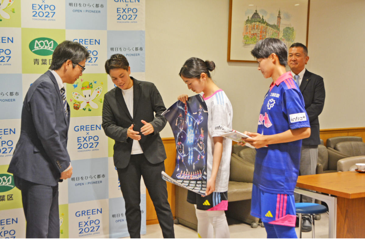 中島区長に今季のスローガンを説明する選手ら