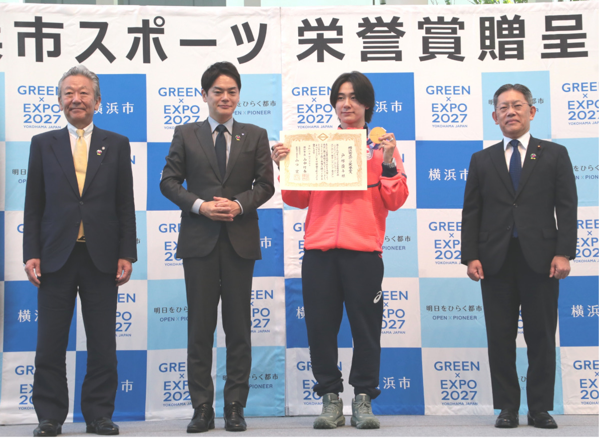 左から横浜市スポーツ協会の山口宏会長、山中市長、戸塚選手、横浜市会の尾崎太副議長