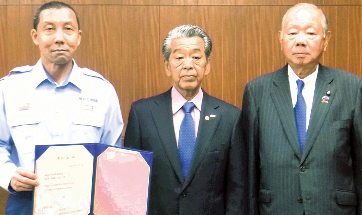 左から佐藤署長、坂間会長、飯田敬前会長