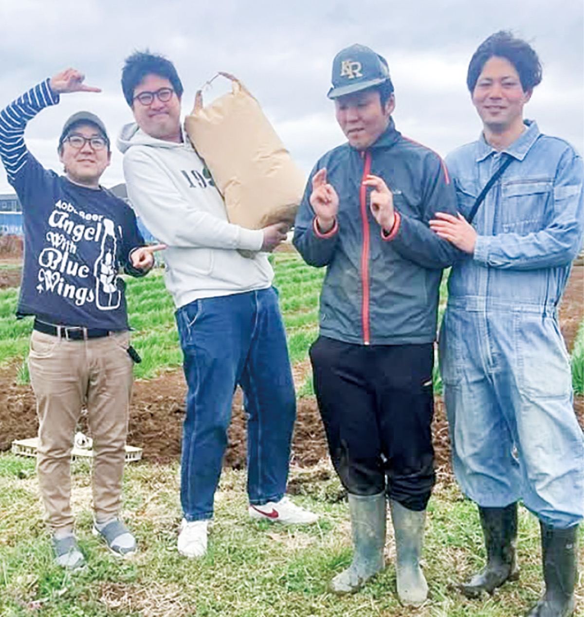 奥山代表（左）と関係者＝提供
