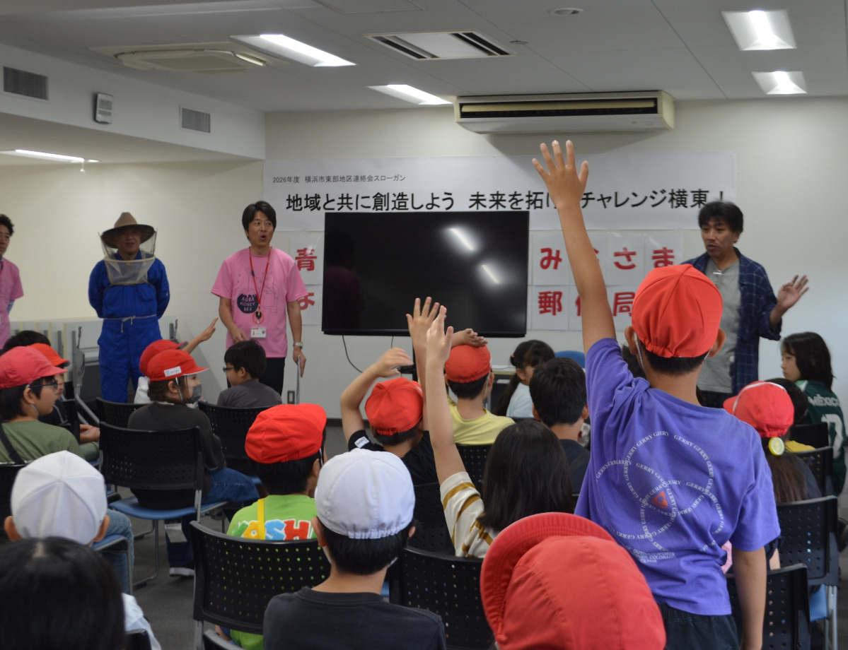 講師を質問攻めにする児童ら