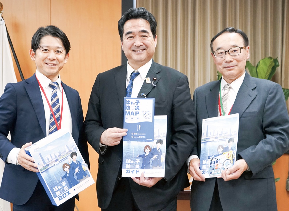 当時の防災担当大臣を訪問した志村さん(右)