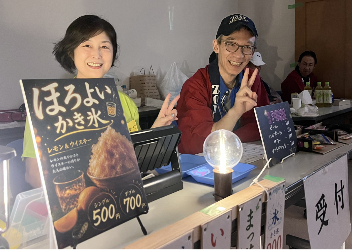プチどんの成功を喜ぶ、たちばな台町内会の関係者ら