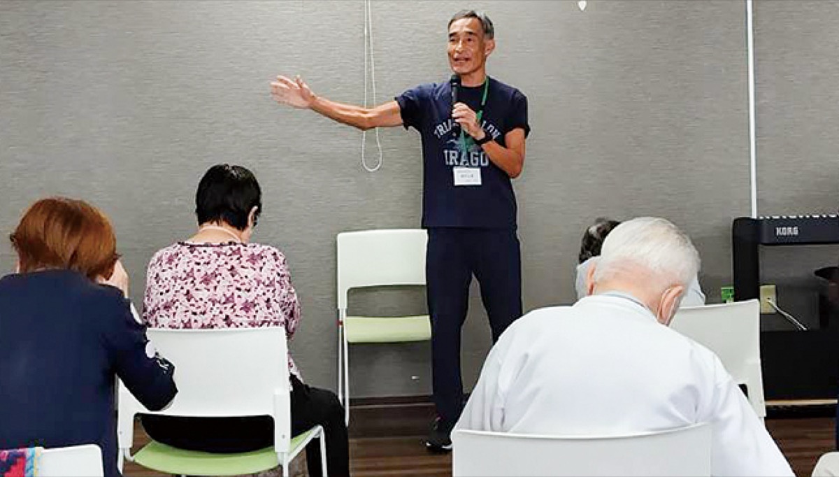 転倒予防教室で指導にあたる北嶋さん=本人提供