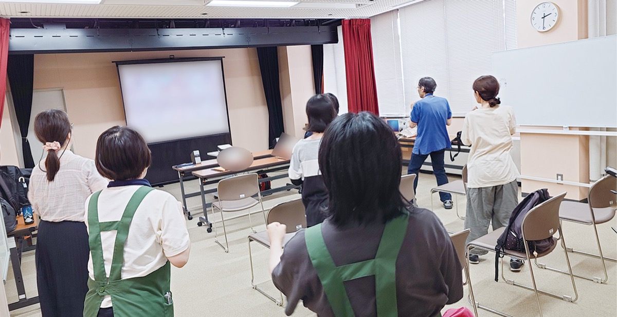 eスポーツをする地域の参加者=同課提供