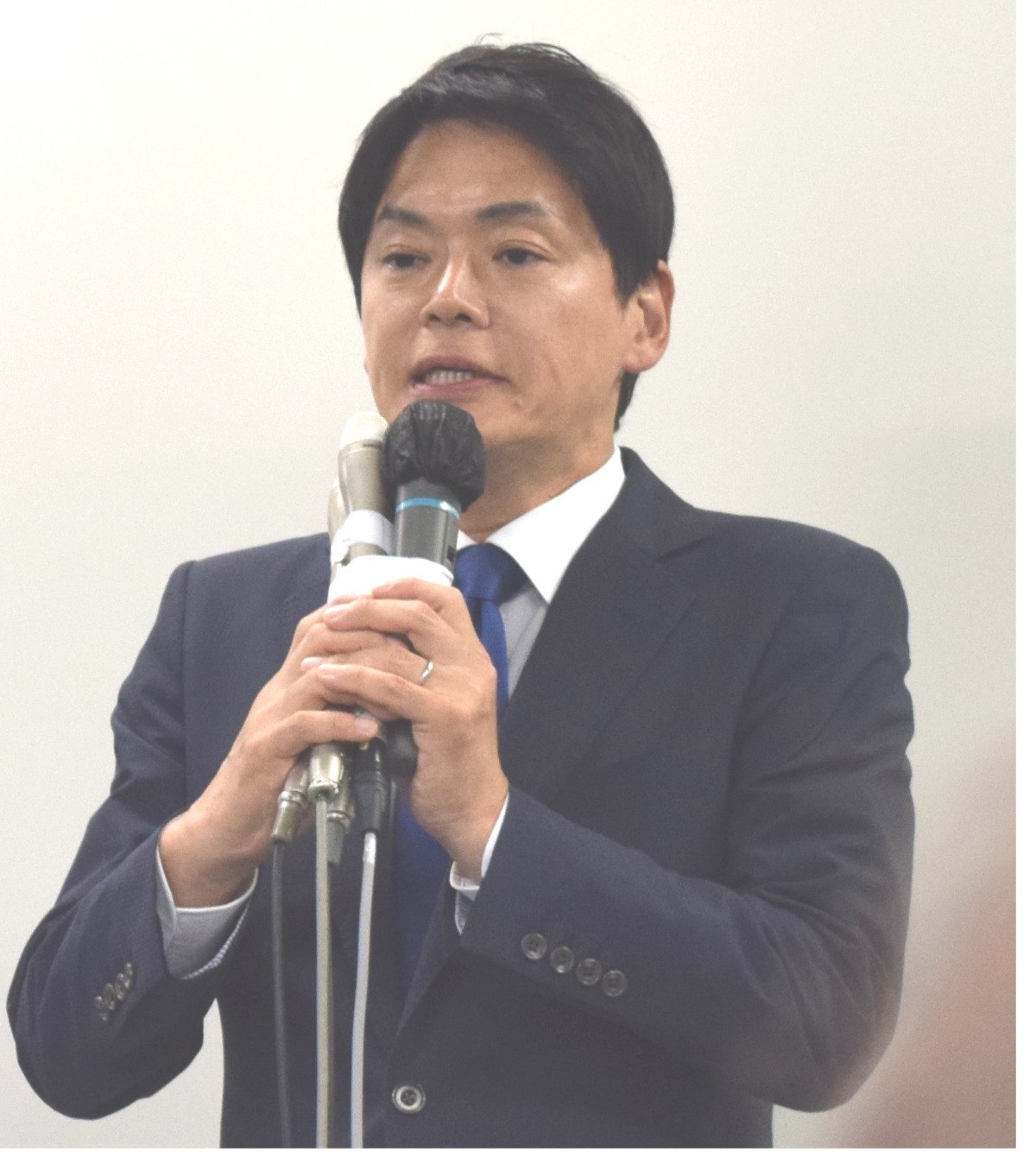 落選が確実になり、支援者にあいさつする山中竹春氏(18日、中区)