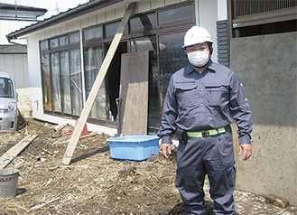 津波による汚泥の除去作業を実行