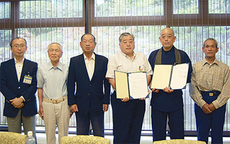 協定を結んだ緑区と大林寺右から２人目が鈴木住職、３人目が津田区長。