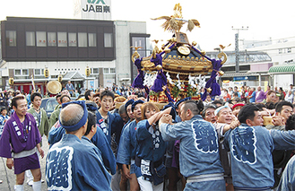 長津田駅南口に到着した御輿。多くの見物人が集まった。