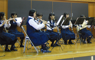 アンサンブル演奏を披露する田奈中学校吹奏楽部