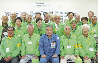 団体表彰を受けた竹山中公園愛護会のメンバー。中央は津田緑区長