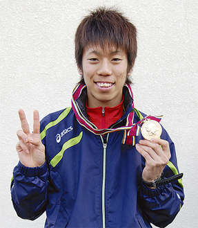 優勝メダルを手に、笑顔をみせる清谷さん