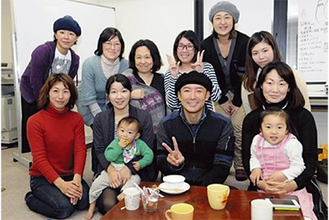 『てとて』のメンバーと支援者。俳優の山本太郎さんも情報交換に訪れた。