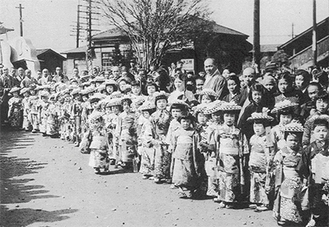 昭和20年代の稚児行列。写真は中山駅舎前にて撮影（同会提供）