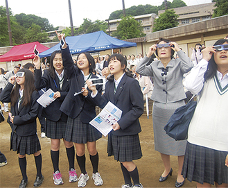 中山中学校の生徒と観察する林市長（右から２人目）