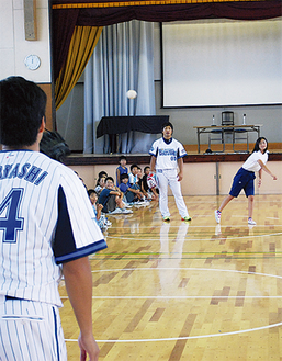 女子児童とキャッチボールをする小林選手（手前）
