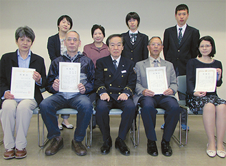 賞状を手にとる左から落合みゆきさん、村石浩さん、落合清壽さん、落合弘惠さん。前列中央は吉村署長
