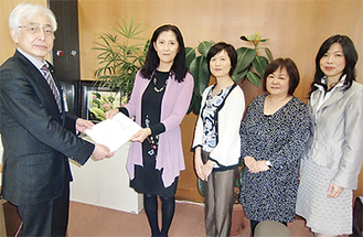 鈴木横浜副市長に提言書を手渡す松岡さん（左から２人目）