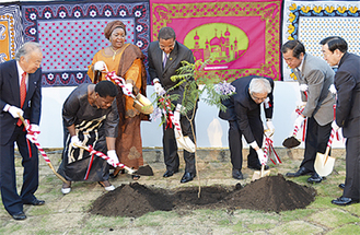 植樹を行う大統領（左から４人目）ら