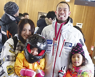 昨年行われた日本選手権時。後方左から早苗さん、宮崎さん。前方左が次女の青空ちゃん、隣りが桜花ちゃん　家族提供
