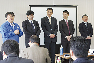 「お披露目会」で事業説明する同社の勝野支店長（後方左）