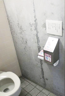 中山駅北口の公衆トイレに展示された詩