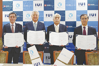 協定書にサインした、左から手塚局長、土志田会長、山本会長、佐土原研究院長