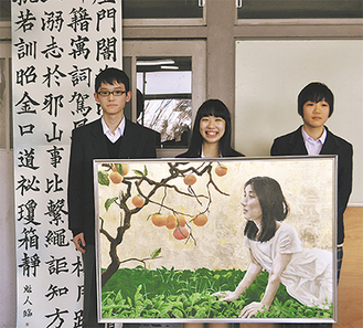 作品と並ぶ竹山さん（左）、田中さん（中央）島田さん（右）
