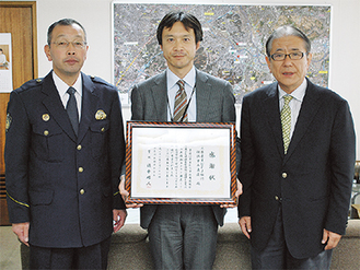 表彰状を持つ中田支店長（中央）と加藤理事長（右）