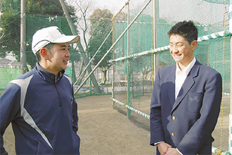 村田監督（左）と話す森田選手