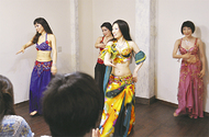 ベリーダンスなど披露