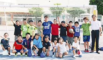 齋藤選手（中央）を囲んだ児童たち