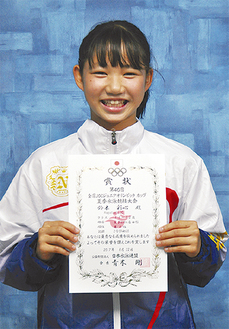賞状を掲げる鈴木彩心選手