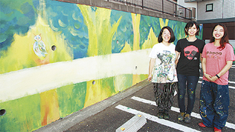 左から同大学の坂上さん、深澤さん、下鳥助手