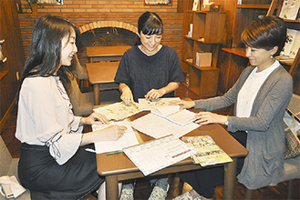 カフェの仕事を終え、企画会議に臨む武田さん（右）、関口さん（中央）、志賀さん