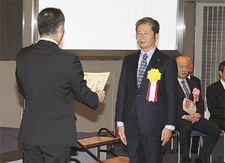 表彰される古澤隆行さん（右）