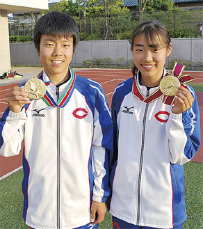 優勝メダルを手に笑顔の吉川さん（左）と富樫さん